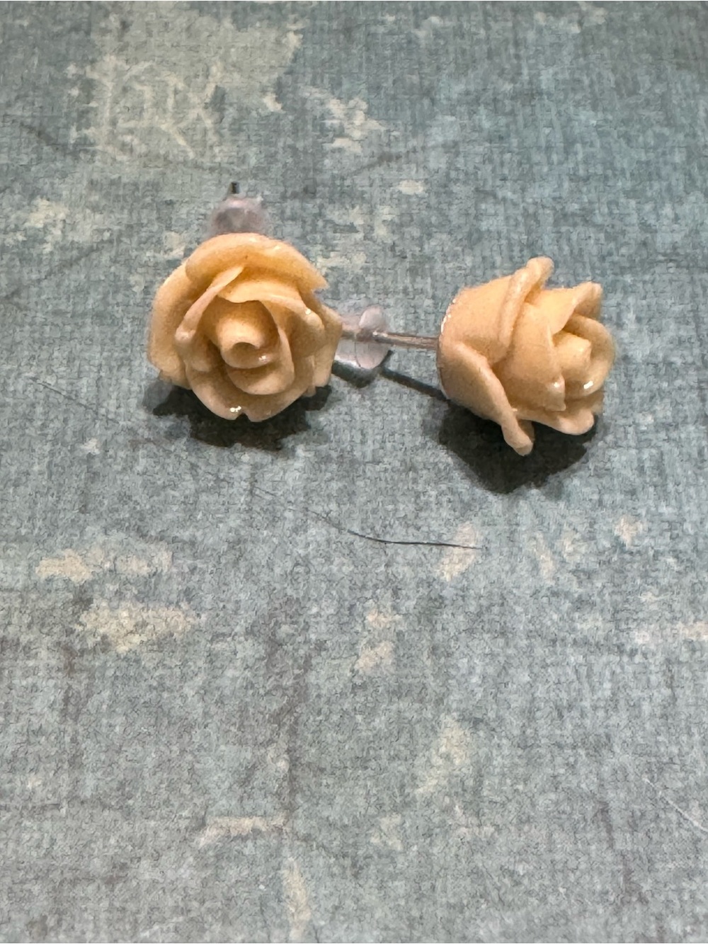 LUCITE ROSE STUD EARRINGS - Picture 3 of 7